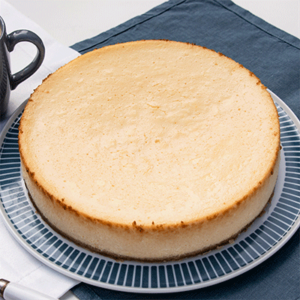 Cremiger New York Cheesecake mit Keksboden