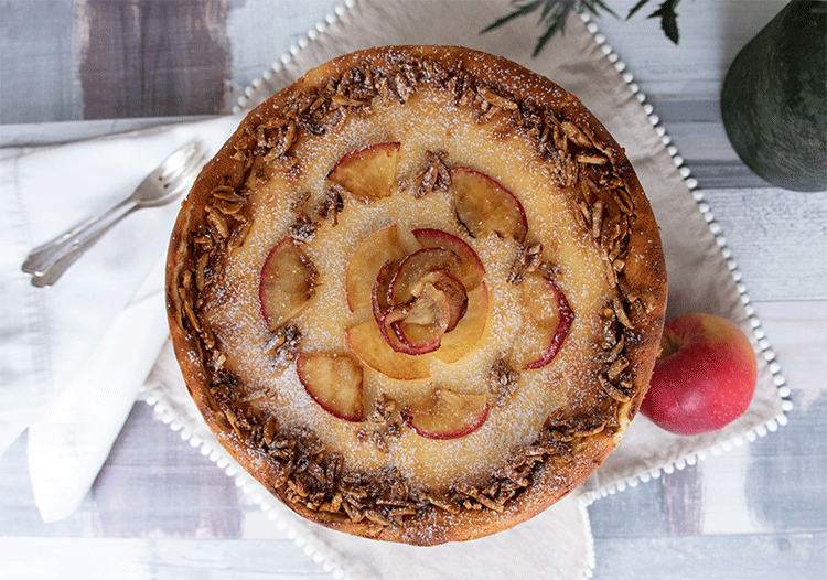 Winterlicher Karamell Käsekuchen mit Bratäpfeln und gebrannten Mandeln
