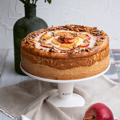 Käsekuchen mit Karamellnote, Bratäpfel und Mandeln