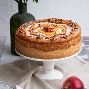 Karamell Käsekuchen mit Bratapfel und gebrannten Mandeln