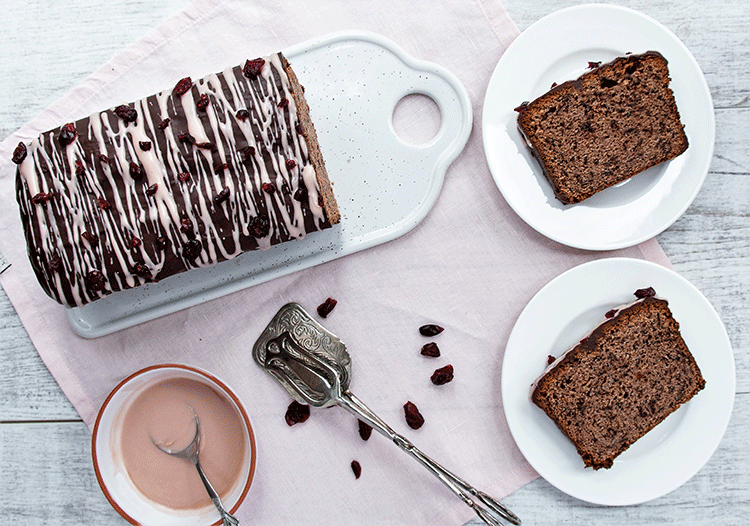 Rotweinkuchen mit schwedischem Glühwein und Gewürzen