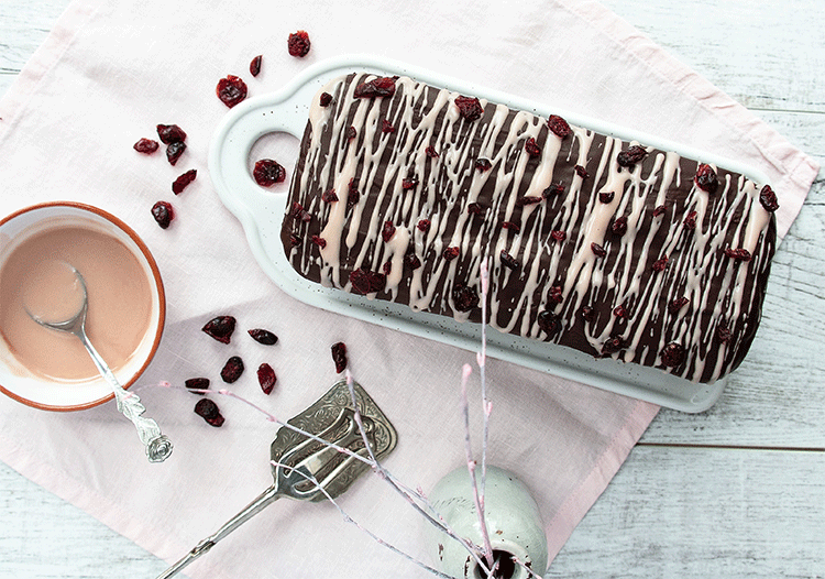 Rotweinkuchen mit schwedischem Glühwein in der Kastenform