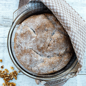 Winterbrot aus Dinkelmehl mit gehackten Walnüssen