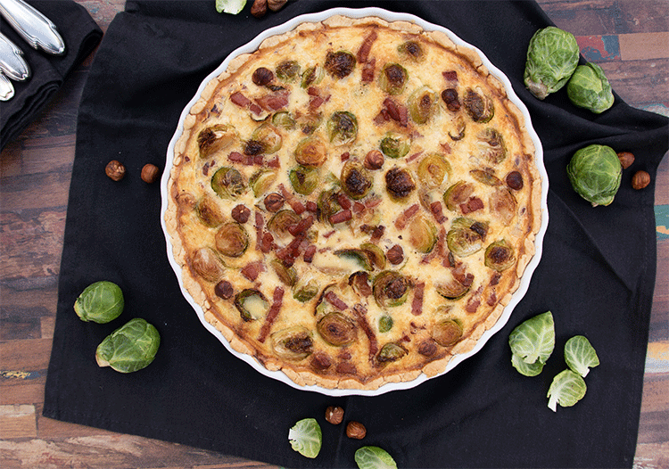 Herzhafte Quiche mit Rosenkohl, Speck und Nüssen