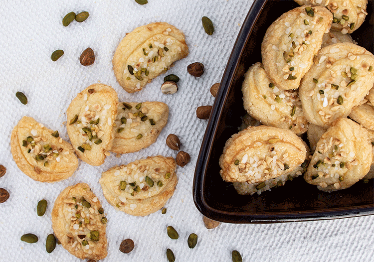 Butterplätzchen mit Pistazien, Nüssen und Hagelzucker