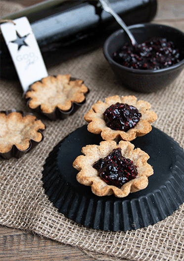 Mandelmuscheln mit Glöggbeeren als Füllung