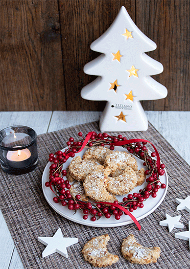 Saftige Kokos-Krokant-Monde weihnachtlich dekoriert