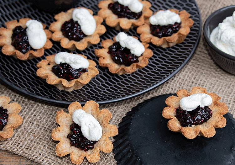 Kleine Mandelkuchen mit Glögg-Beeren und Zimtsahne