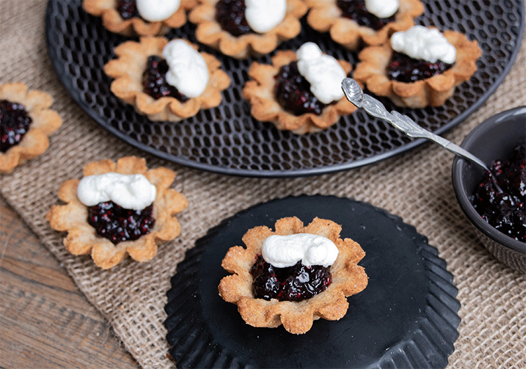Mandelteig-Küchlein mit Glögg-Beeren-Füllung