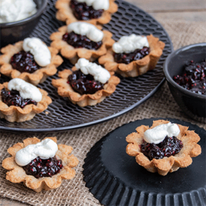 Kleine Mandelküchlein mit Glühweinbeeren