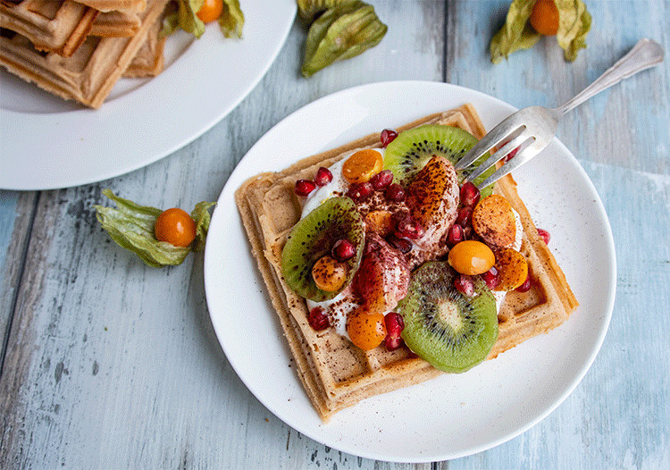 Kakao-Waffeln mit Mascarpone-Joghurt und Früchten | Küchenmomente