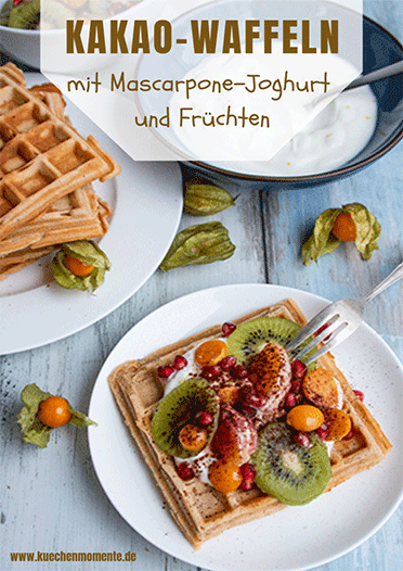 Kakao-Waffeln mit Joghurt und Früchten