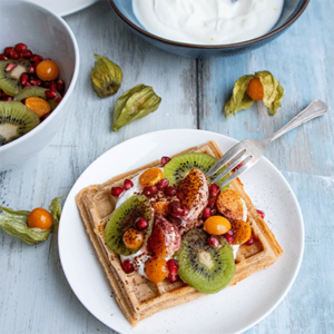 Kakao-Waffeln mit Joghurt und Früchten