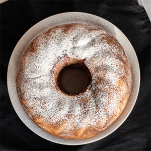 Fluffiger Hefeteigkuchen mit Preiselbeer-Füllung