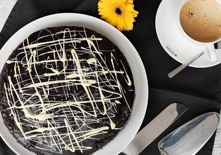 Safftiger Schokoladenkuchen mit Schokoladenguss