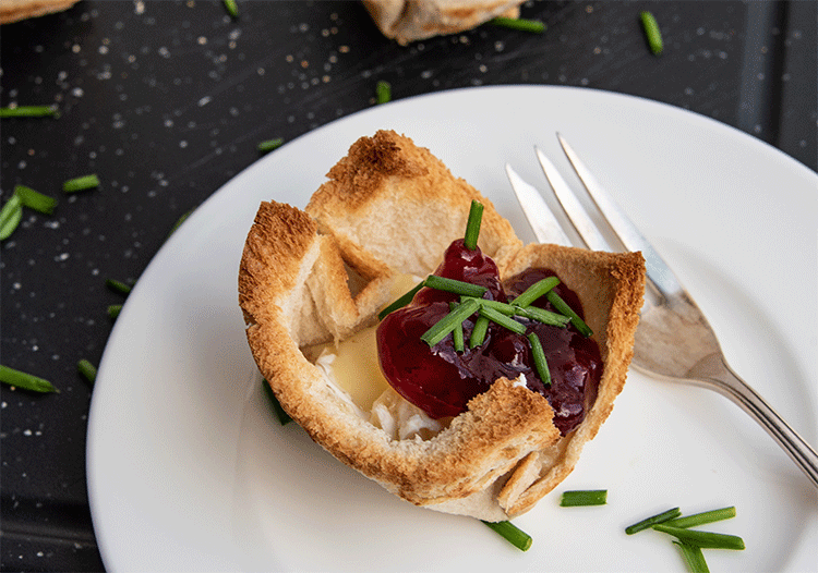 Toast mit Camembert und Preiselbeeren