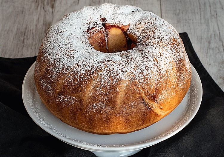 Hefekuchen gefüllt mit Preiselbeeren