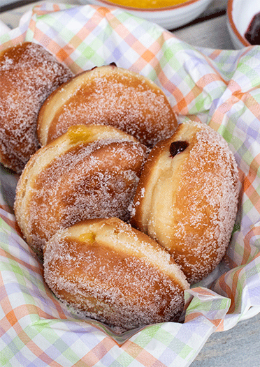 Berliner, Krapfen, Kreppel mit Lemon Curd und Johannisbeergelee gefüllt