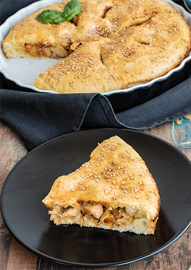 Herzhafter Kuchen mit Hähnchen, Lauch und Paprika