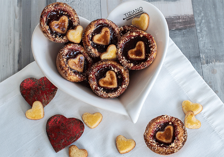 Kleine gefüllte Herz-Tartelettes zu Valentinstag oder Muttertag