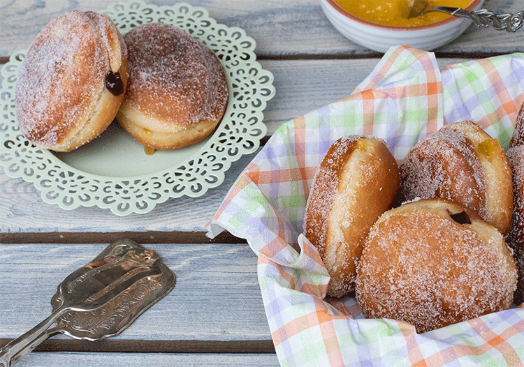 Klassische Berliner gefüllt mit Lemon Curd und Johannisbeergelee