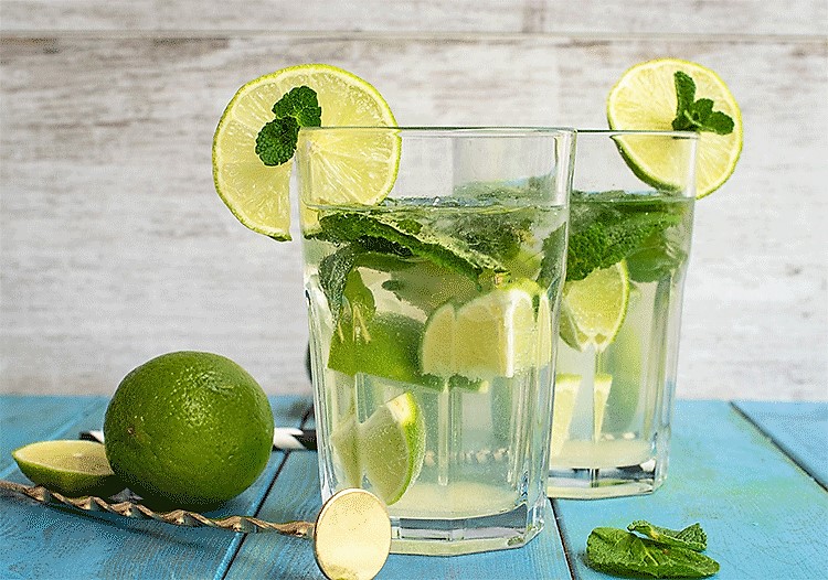 Cocktail mit Rum und Limetten - Mojito