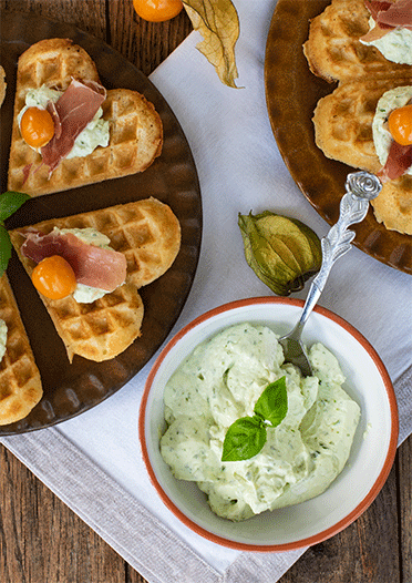 Basilikum-Frischkäse als Topping für Waffeln