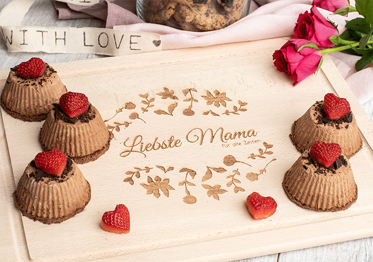 Kleine Schokomousse-Törtchen mit Erdbeeren
