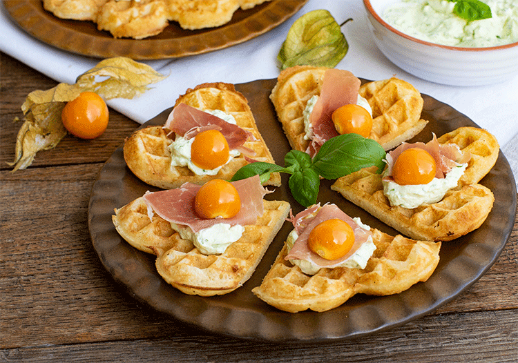 Herzhafter Snack Waffeln mit Basilikum-Frischkäse und Schinken