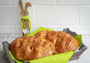 Osterbrot mit Mandeln, Sultaninen und Würfelzucker