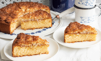 Saftiger Rührkuchen mit leckerem Kokosbelag