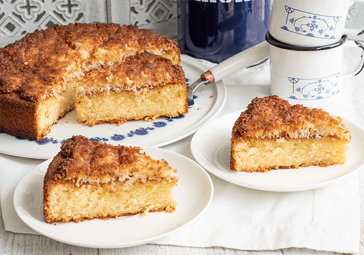 Saftiger Rührkuchen mit leckerem Kokosbelag