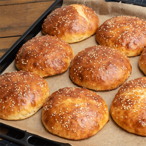 Brioche Burger Buns frisch aus dem Ofen