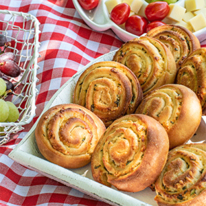 Perfekt für Picknick oder Gartenpartys - herzhafte Hefeschnecken