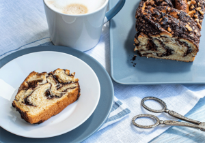 Anschnitt Schokoladen-Babka mit Nüssen