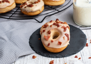 Donuts mit Ahornsirup-Zuckerguss und krossen Speck