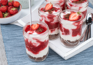 Fruchtiges Schichtdessert mit Erdbeeren