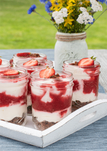 Dessert mit Erdbeeren im Glas