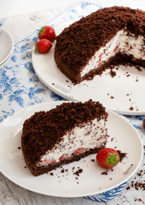 Maulwurfkuchen mit frischen Erdbeeren im Anschnitt