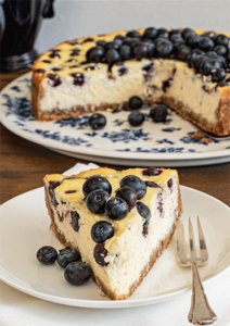 Anschnitt Käsekuchen mit Heidelbeeren