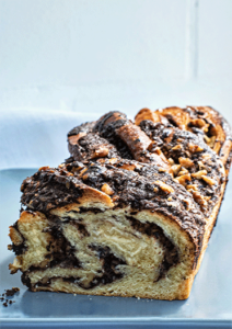 Anschnitt Babka mit Schokolade und Nüssen