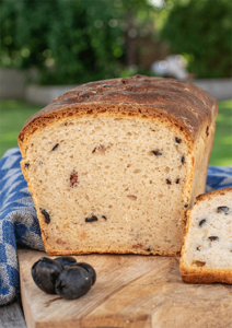 Anschnitt Brot mit Käse, Speck und Oliven