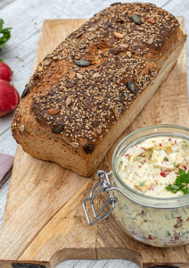 Selbstgebackenes Brot mit Körnerkruste und Aufstrich