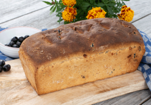 Seitliche Ansicht Käse-Speck-Oliven-Brot