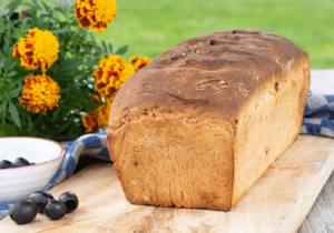 Käse-Speck-Oliven-Brot vor dem Anschnitt