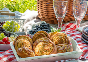 Hefeschnecken mit Kräuterbutter und Käse auf Picknickdecke