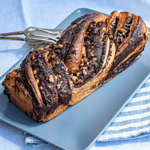 Babka mit Schokolade und Nüssen