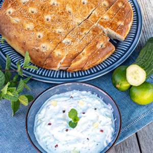 Erfrischender Limetten-Minze-Dip mit Fladenbrot