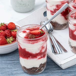 Dessert im Glas mit frischen Erdbeeren