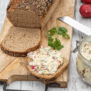 Weizenmischbrot mit Körnerkruste und Radieschen-Walnuss-Butter